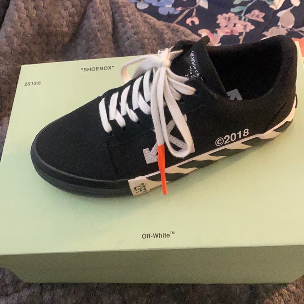 Vulcanised striped low top off white sneakers